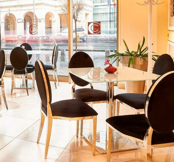 Стул Laval Gold с обивкой из чёрного бархата