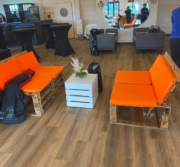 Диван из паллет двухместный