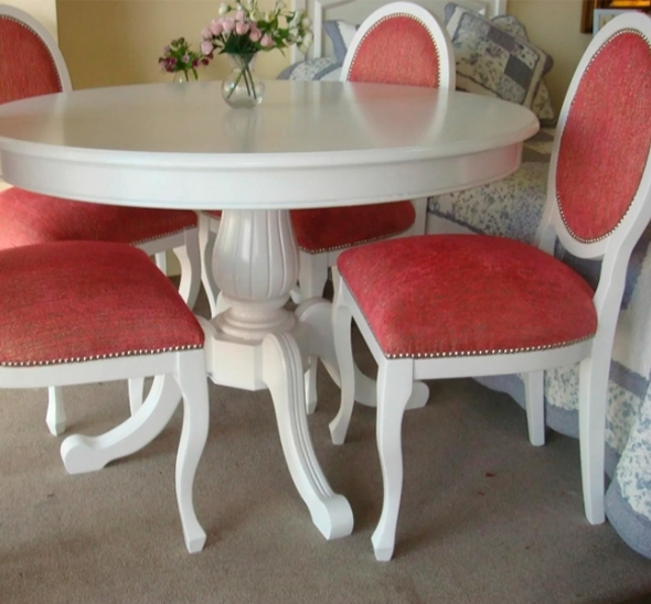 Стул Louis белого цвета с розовой бархатной обивкой