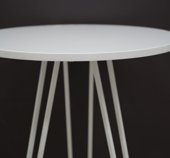 Фуршетный столик с треугольным основанием