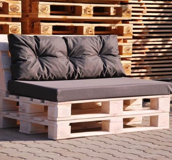 Диван из паллет двухместный