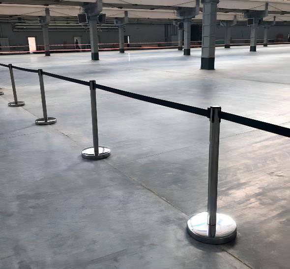 Столбик для ограждения с лентой