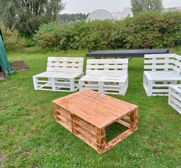 Деревянный стол из паллет