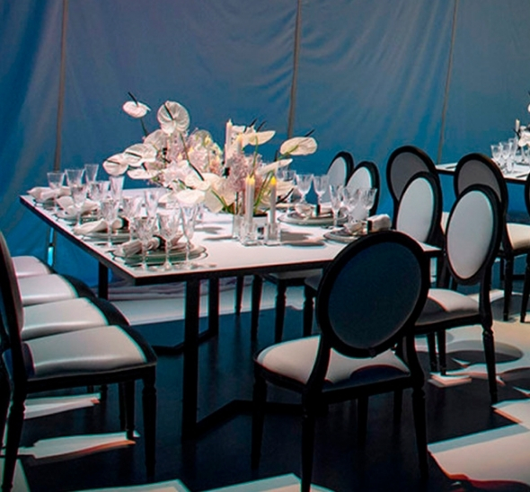 Стул Louis чёрного цвета с белой обивкой