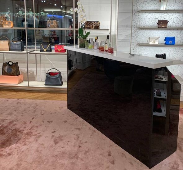 Черная барная стойка