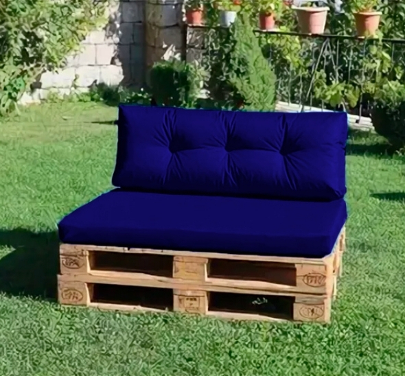 Двухместный диван с синими подушками