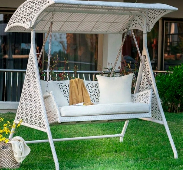 Качели розового цвета