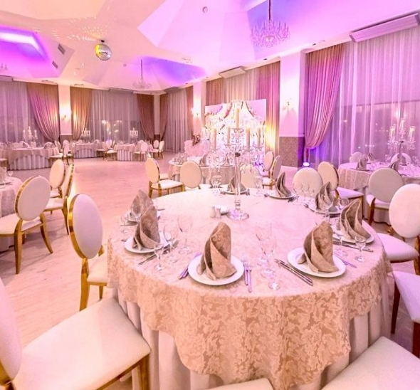 Стул Laval Gold с обивкой из розового бархата