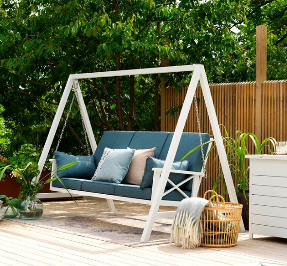 Качели синего цвета