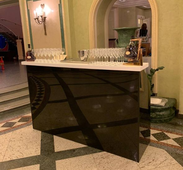 Черная барная стойка