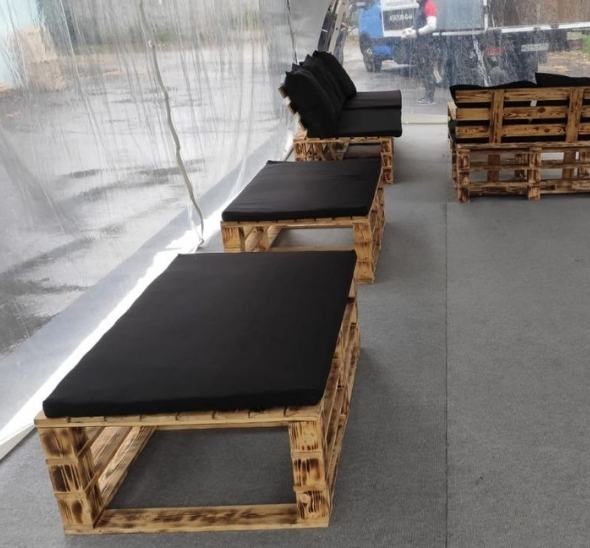 Диван из обожжённых паллет