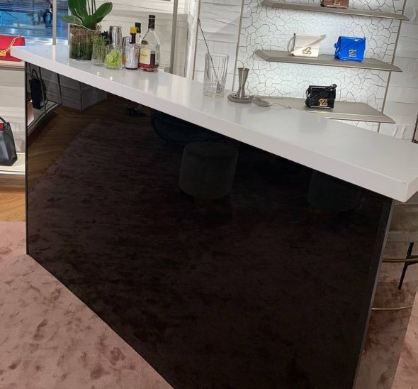 Черная барная стойка