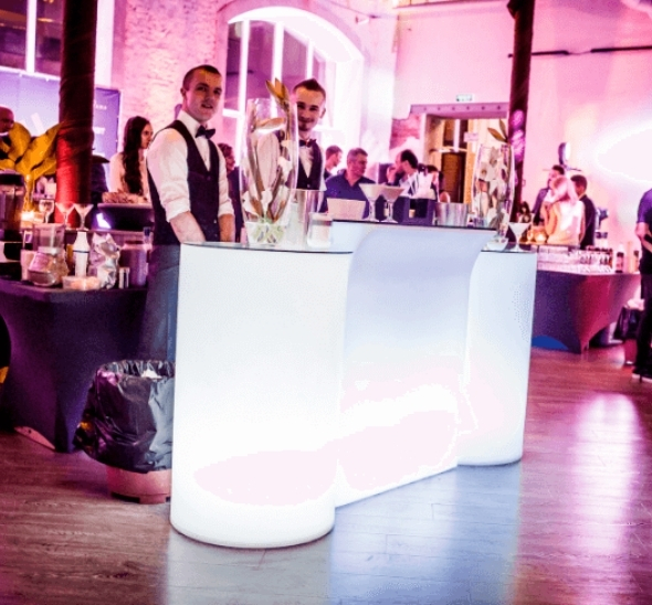 Барная стойка с коктейльными столами