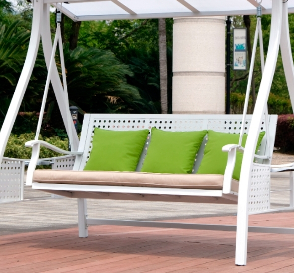 Качели розового цвета