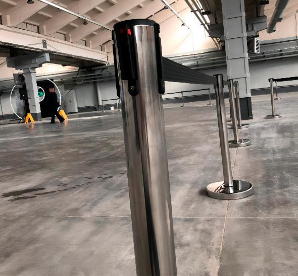 Столбик для ограждения с лентой