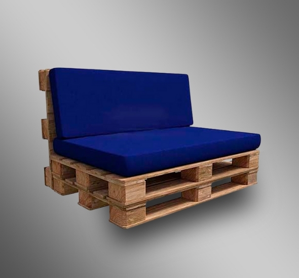 Двухместный диван с синими подушками