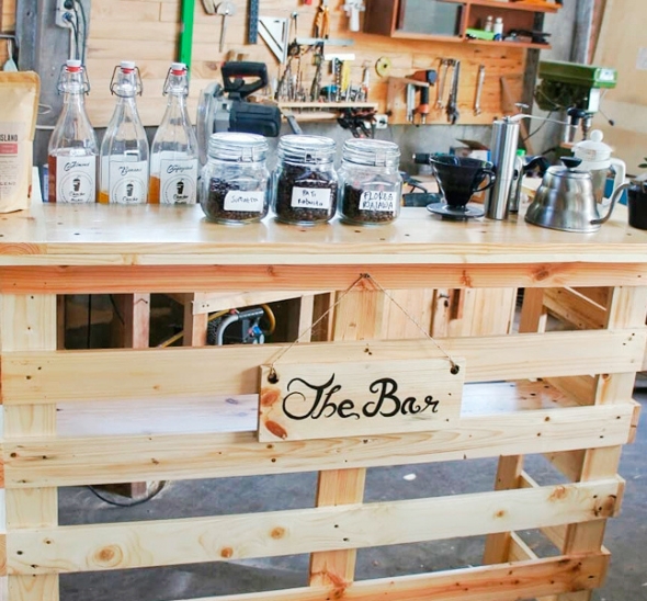 Паллетная барная стойка