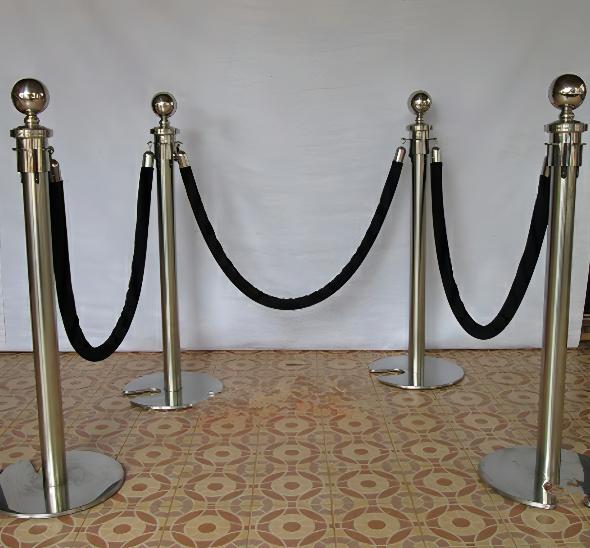 Стойка с канатом серебристая