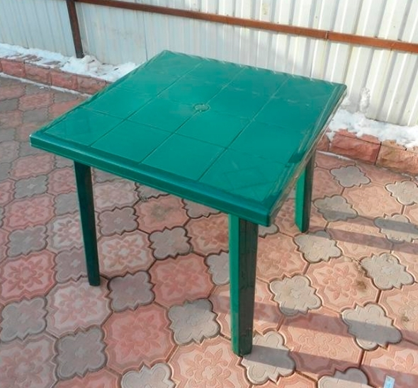 Пластиковый квадратный стол 90x90 см зелёный
