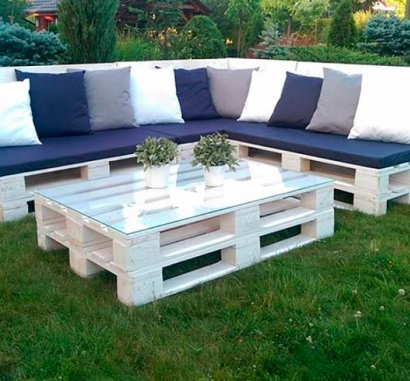 Угловой диван из обожжённых паллет