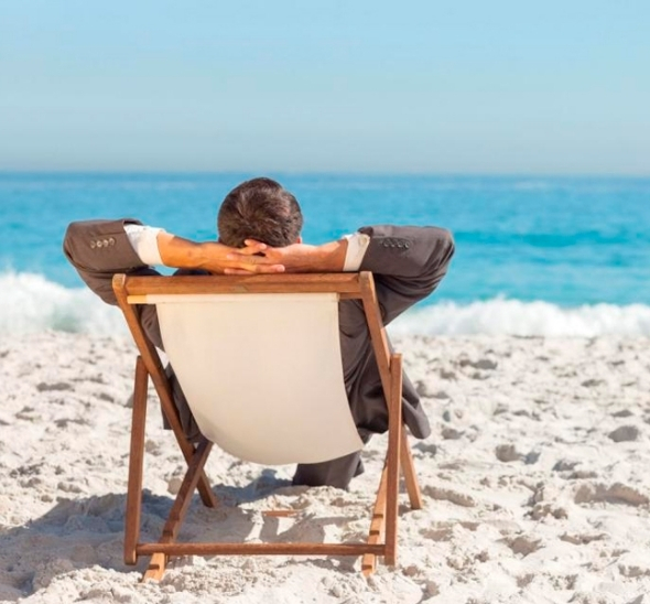 Бежевый шезлонг